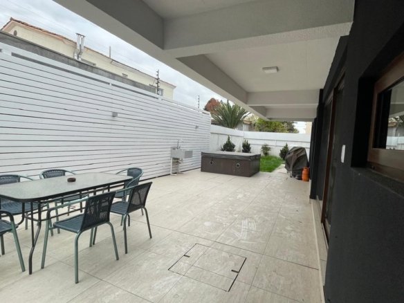 Amplio departamento Amoblado con patio interior
