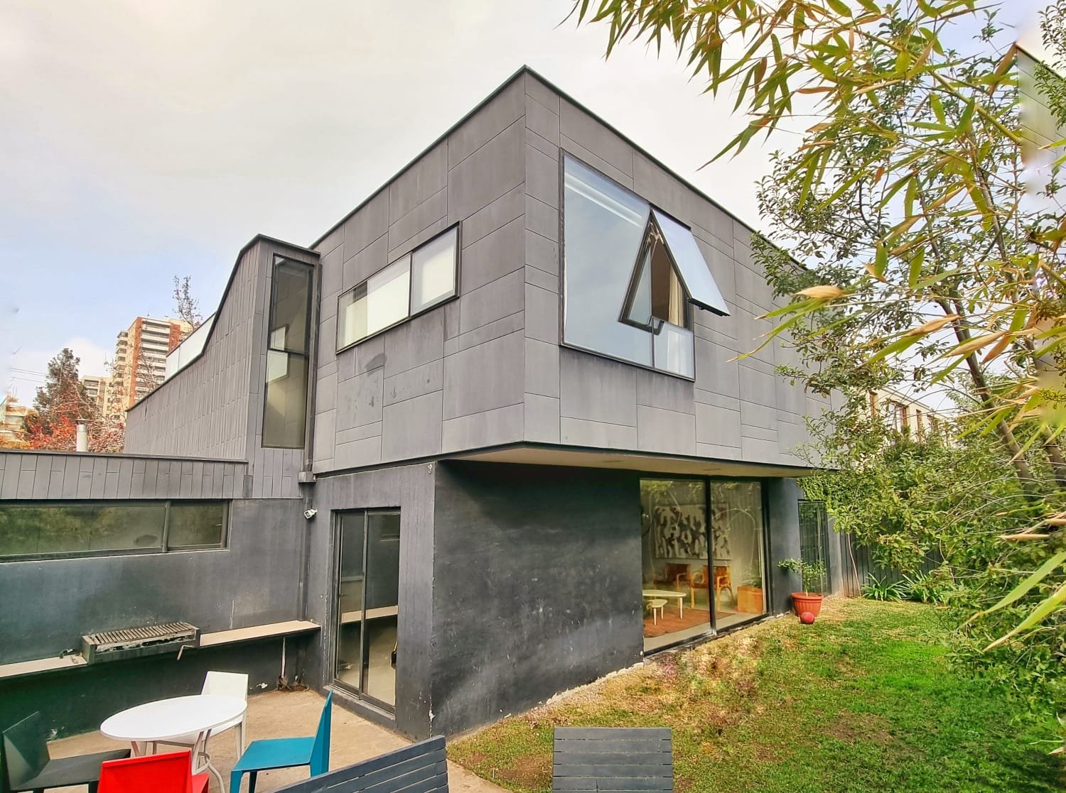 Moderna Casa 5D/4B – 1E en el mejor barrio de Vitacura