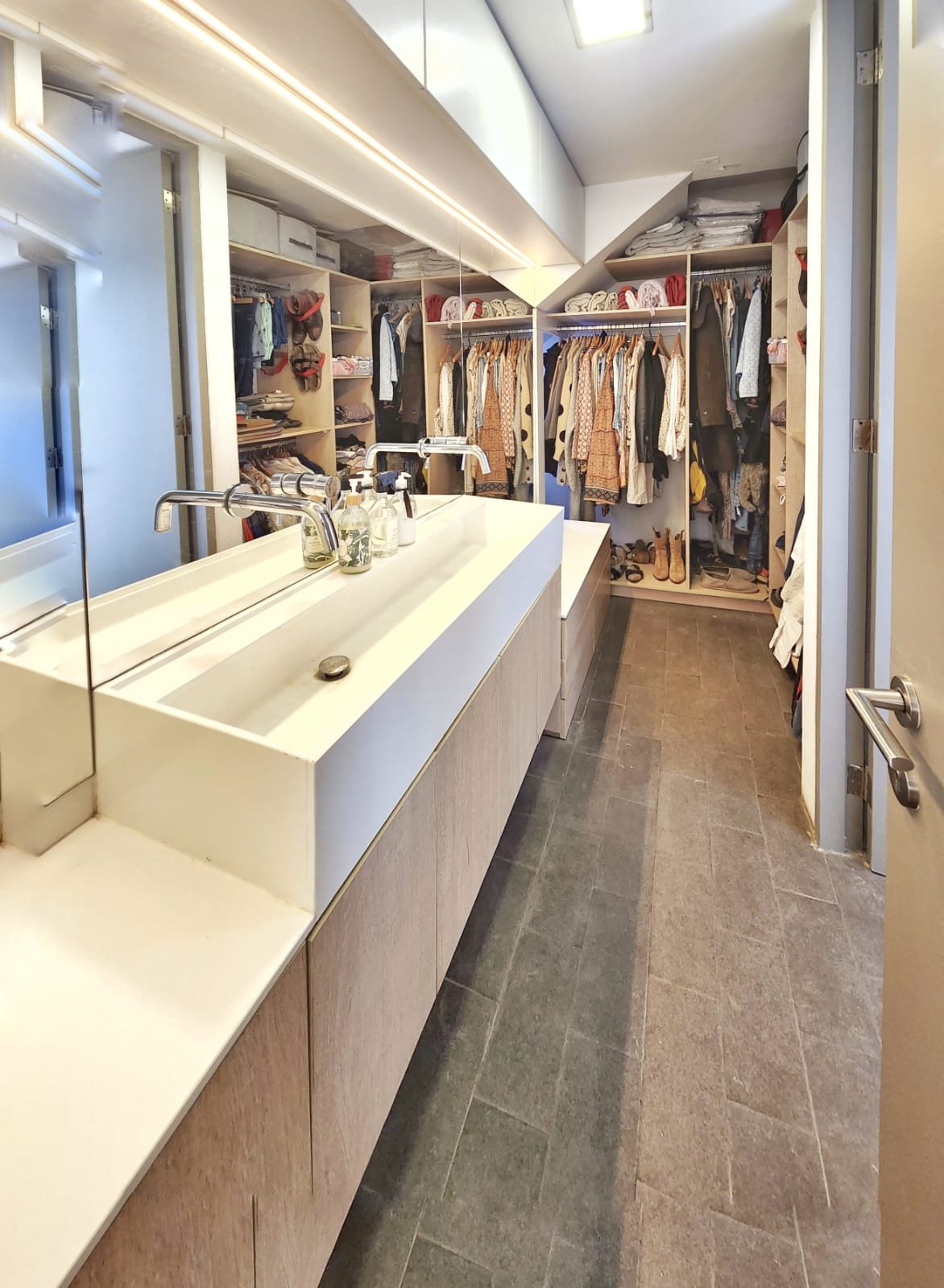 Moderna Casa 5D/4B – 1E en el mejor barrio de Vitacura