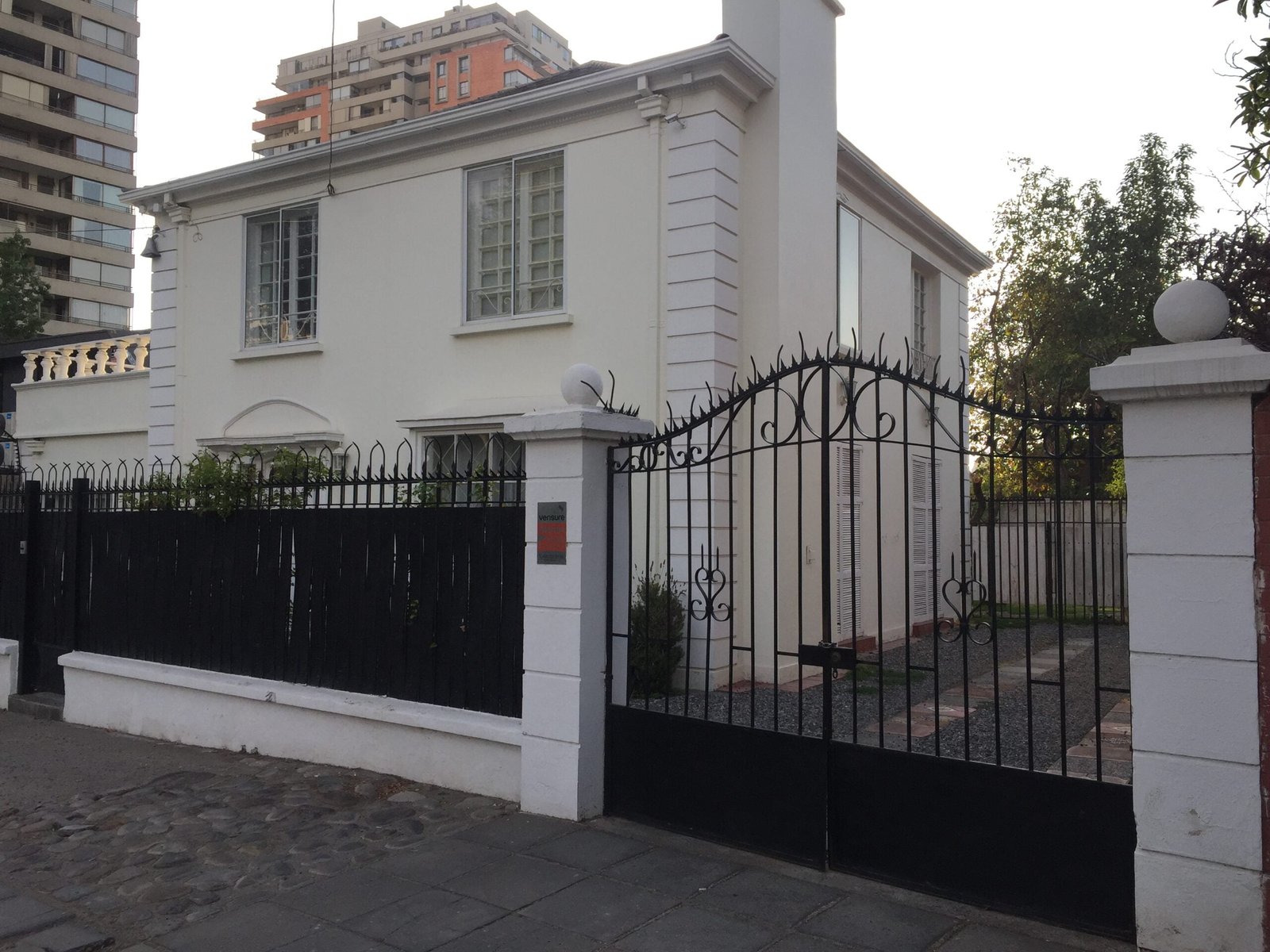 Exclusiva y Amplia Casa 4D/4B- 3E en Las Condes;