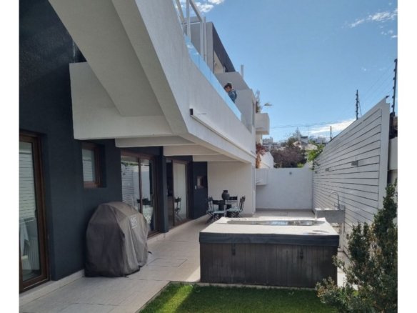 Amplio departamento Amoblado con patio interior