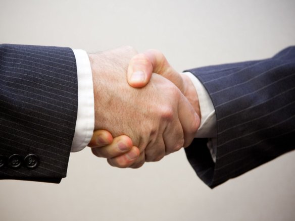 Handshake - 2 men | Foto: flazingo_photos (CC BY-SA) vía Openverse