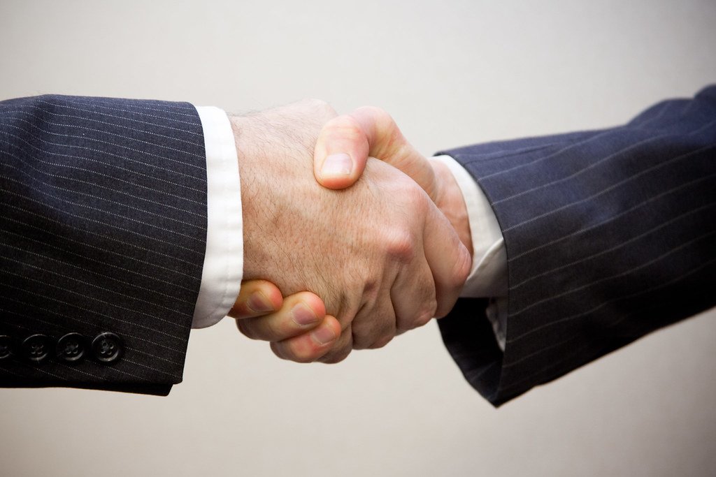 Handshake - 2 men | Foto: flazingo_photos (CC BY-SA) vía Openverse