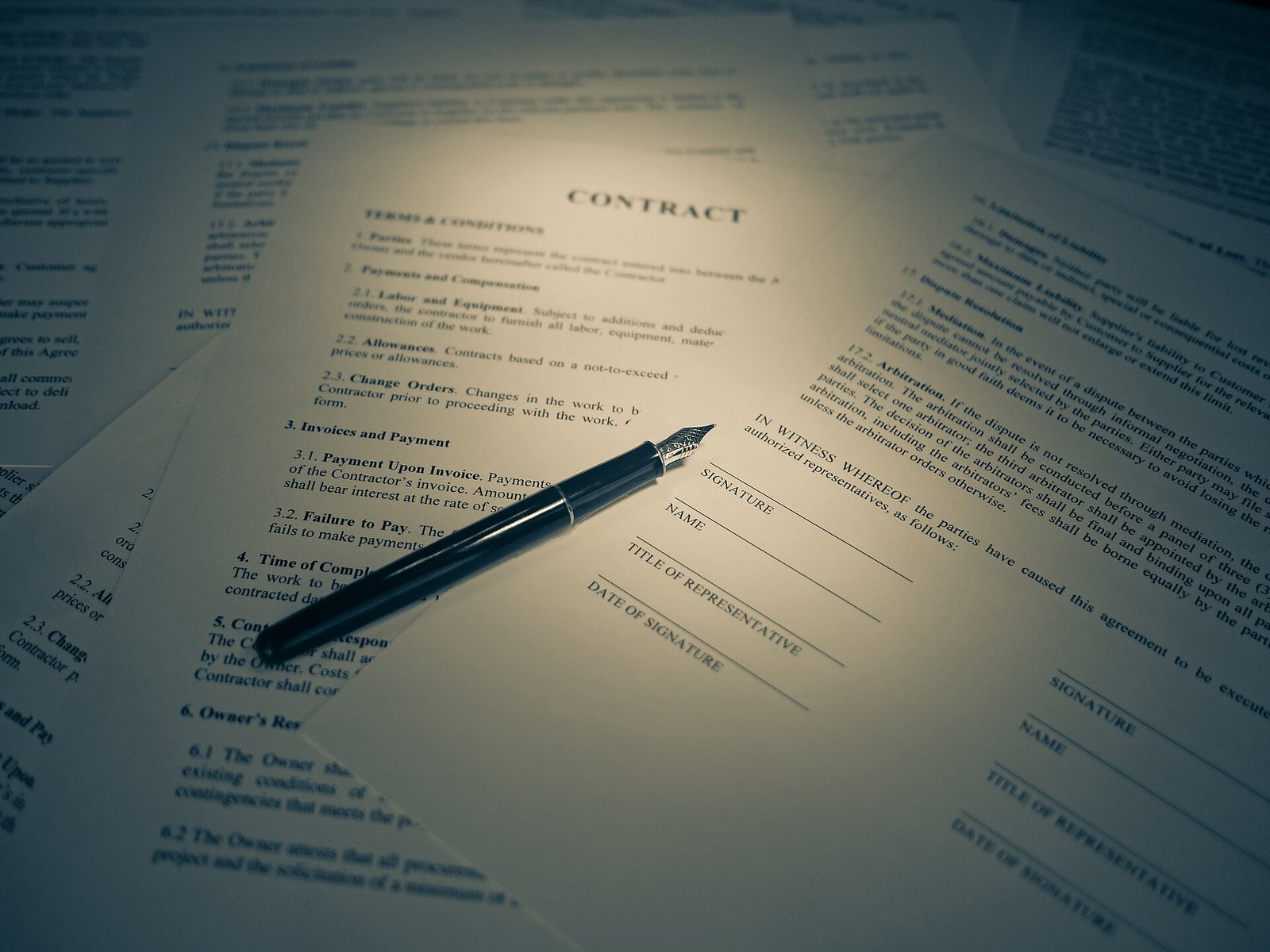 Contrato legal con firma | Foto: Wikimedia Commons (CC BY 2.0)