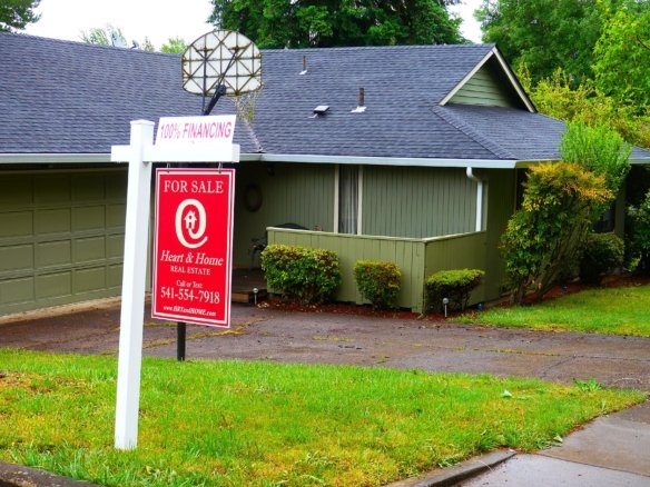 File:Heart & Home Real Estate For Sale Sign.jpg | Foto: Wikimedia Commons, CC BY 2.0